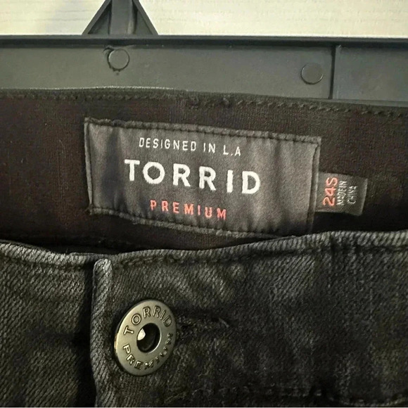 Size 24S Torrid Bombshell Skinny Jean - Super Soft Washed Black - Picture 5 of 6